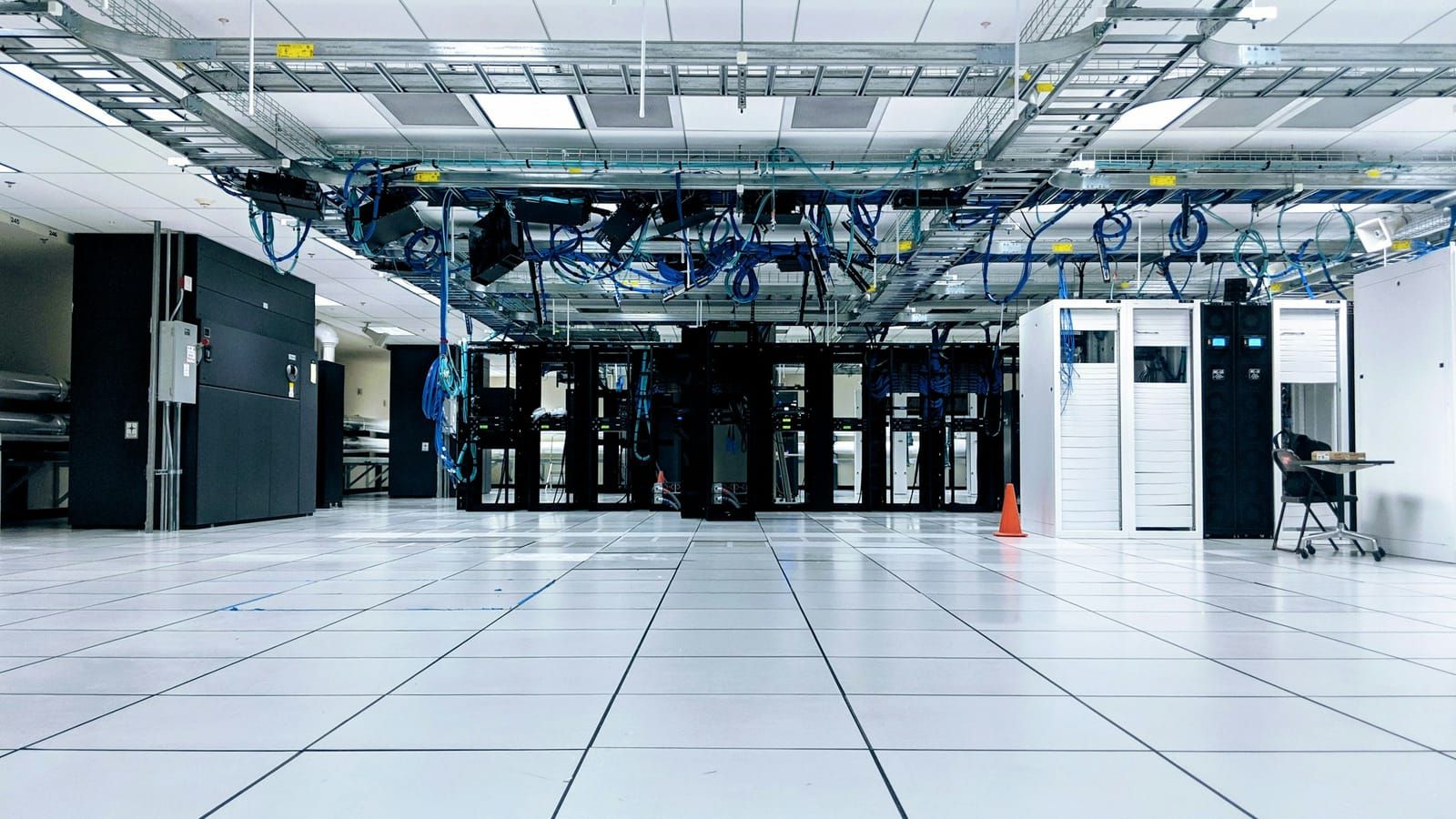 Et lyst datacenter med rækker af serverskabe